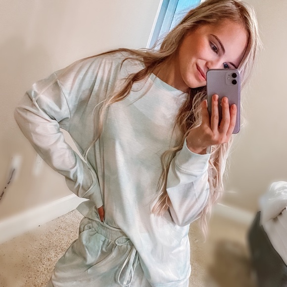 🎉Host pick🎉💙Blue tie dye lounge set 💙 - Picture 2 of 3